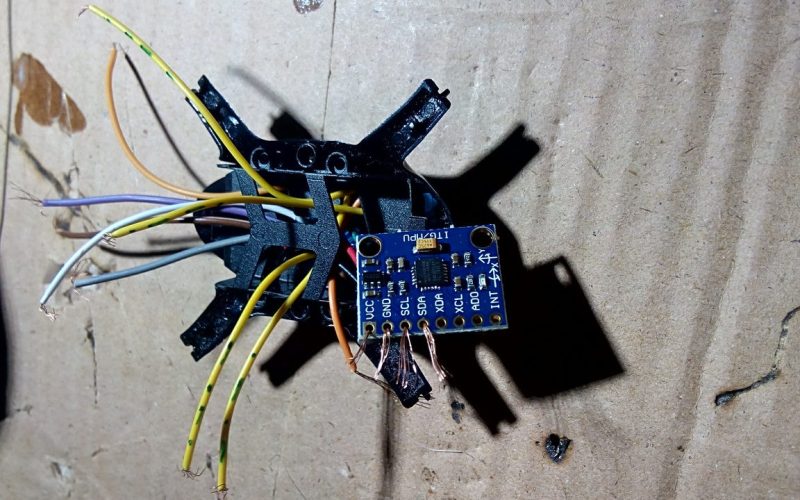 montaje del minidron - montaje del acelerómetro , cables de motor numerados en binario-morse